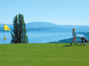 giocare a golf con vista su lago